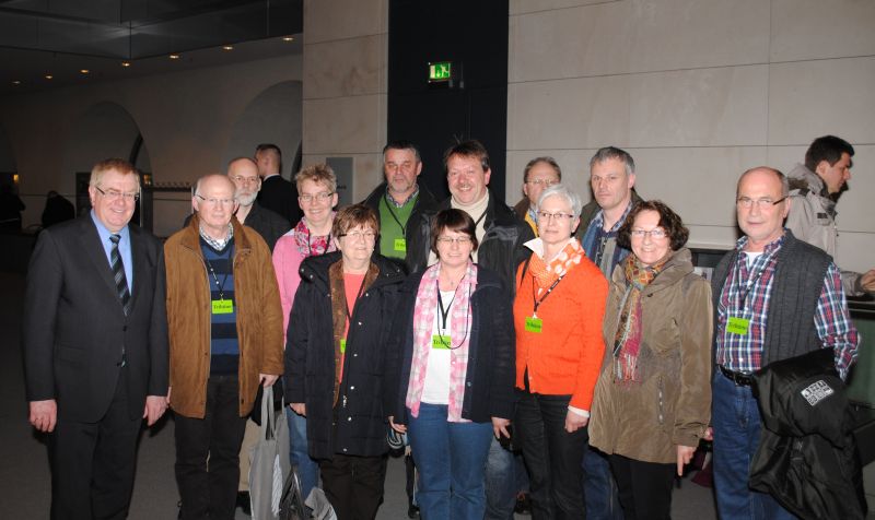 Reinhold Sendker mit den Gsten aus Ahlen im Reichstag.