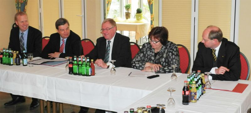 (v.l.) Henning Rehbaum MdL, PSts Enak Ferlemann MdB, Reinhold Sendker MdB, Astrid Birkhahn MdL und Landrat Dr. Olaf Gericke.