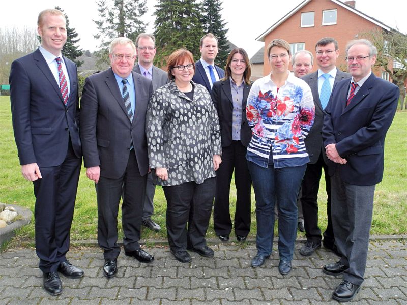 (v.l.) Henning Rehbaum MdL, Reinhold Sendker MdB, Burkhard Marx, Astrid Birkhahn MdL, Marcel Opperbeck, Marion Kahn, Superintendentin Meike Friedrich, Heinz-Josef Schulze Kappelhoff, Pfarrer Dr. Uwe Gryczan, Pfarrer Joachim Harmer.