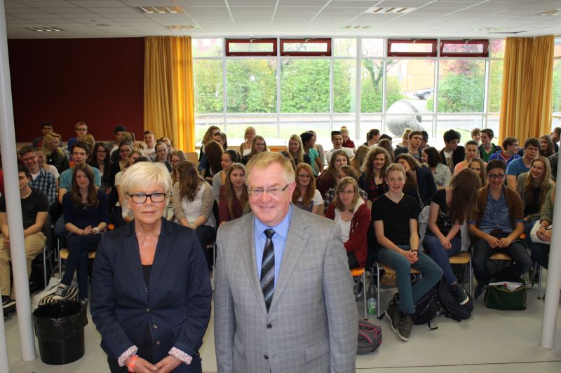 Reinhold Sendker MdB (r.) mit Geschichtslehrerin Renate Wehmschulte (l.) und den rund 100 Schlerinnen und Schlern der Oberstufe in der Mensa des Kopernikus- Gymnasiums in Neubeckum.