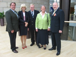 Zum Bild: (v.l.: Gerd Noseck, Barbara Sommer, Reinhold Sendker, Maria Ombeck und Joachim Fomm vor dem Plenarsaal im Dsseldorfer Landtag.)