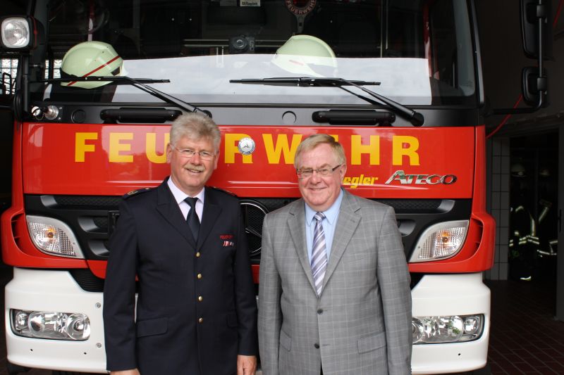 Sprachen ber den Einsatz bei den Hochwassergebieten in Magdeburg: Kreisbrandmeister Heinz Nordhoff und Reinhold Sendker MdB