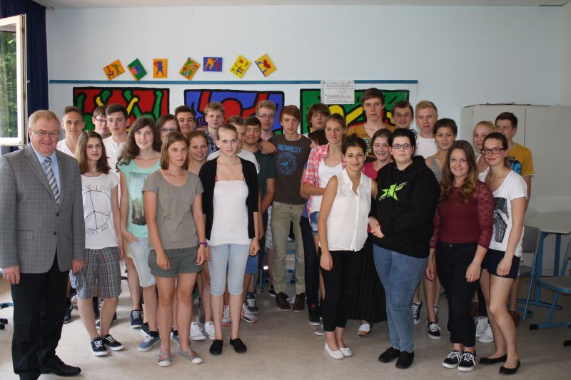 Reinhold Sendker MdB (2.v.l.) besuchte jetzt die Christ-König-Gesamthauptschule in Drensteinfurt und wurde dabei von den Schülerinnen und Schülern der Jahrgangsstufe 10 in Empfang genommen.
