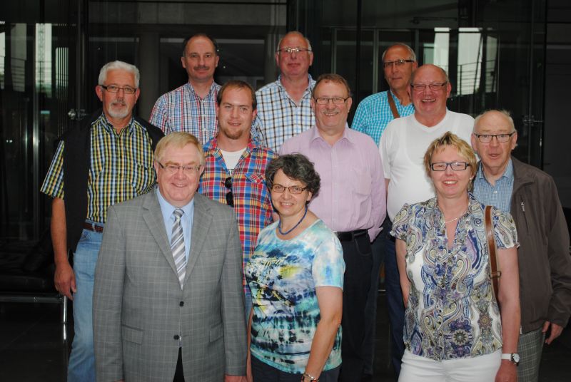 Reinhold Sendker mit den Besuchern aus Stromberg im Paul-Lbe-Haus.