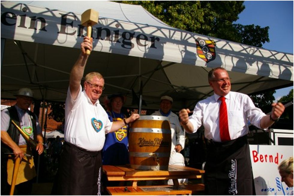 Reinhold Sendker MdB und Brgermeister Berthold Llf beim Faanstich.