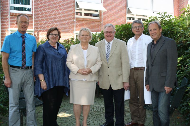 (v.l.): Pflegedirektor Matthias Krake, Astrid Birkhahn MdL, die Drogenbeauftragte der Bundesregierung Mechthild Dyckmans MdB, Reinhold Sendker MdB, rztlicher Direktor Professor Dr. Heinrich Schulze Mnking und Geschftsfhrer Volker Hvelmann.