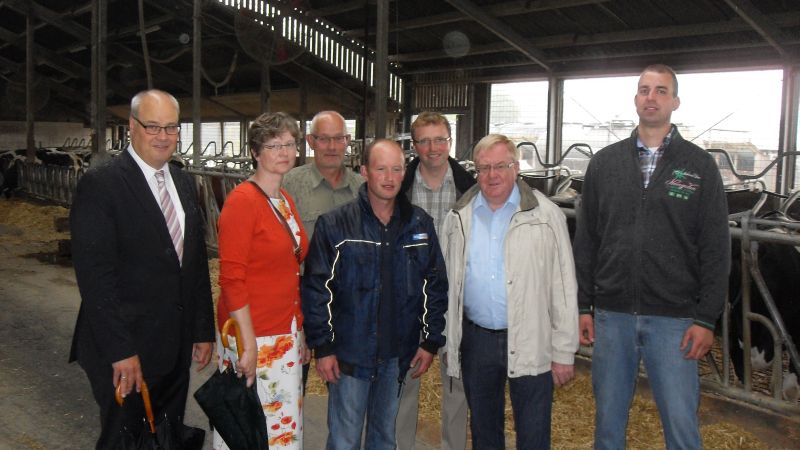 Bei Happy Cows GbR von Berthold Linnemann (Mitte) berzeugten sich von moderner Milcherzeugung und Jungrinderaufzucht v.l.:Stefan Knoll, Marie-Luise Schulze Tergeist, Hubert Schulze Tergeist, Norbert Groll, Reinhold Sendker, Dirk Hunkemller (GbR Partner)