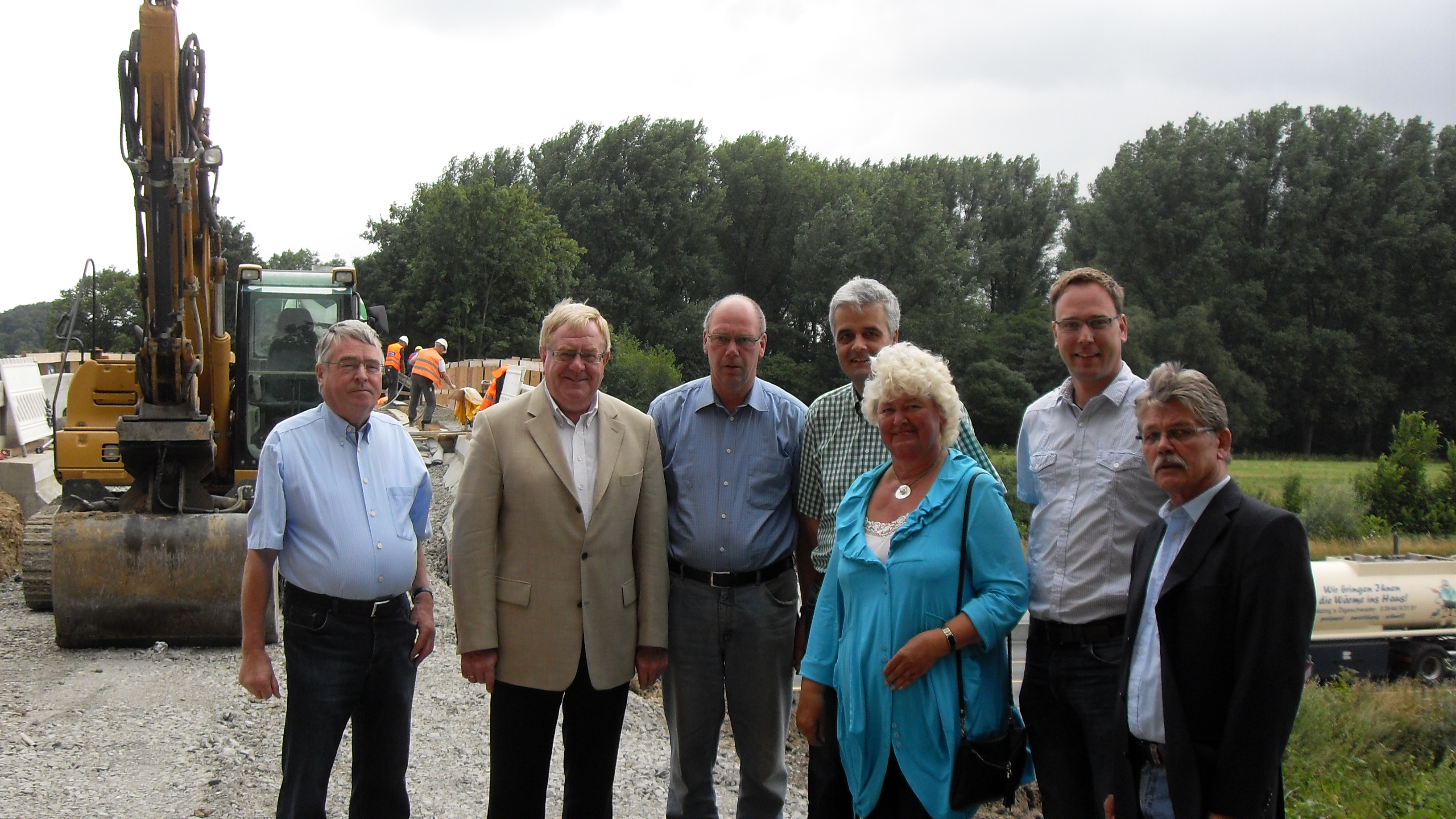  Beim Ortstermin in der Bauerschaft Hesseler freuten sich ber den baldigen  erfolgreichen Abschluss der Bauarbeiten  (v.l.) Hermann Hner, Reinhold Sendker, Ferdinand Rickfelder, stv. Brgermeisterin Resi Gerwing, Markus Hner und Peter Goriss.