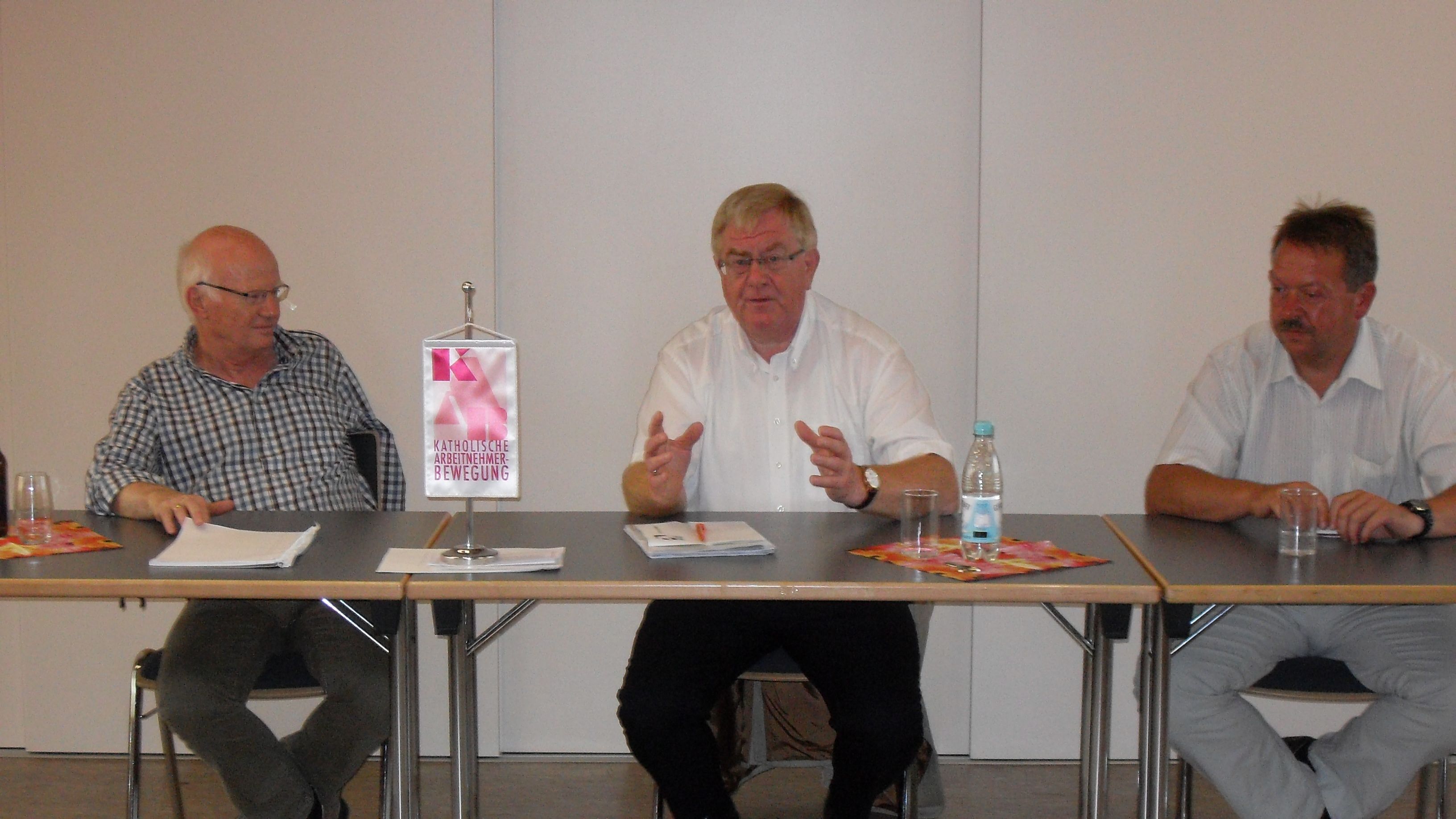 KAB-Vorsitzender Peter Schoblick (l.) und stv. Vorsitzender Jrg Zibulski (r.) verfolgten aufmerksam die Ausfhrungen von MdB Reinhold Sendker. 