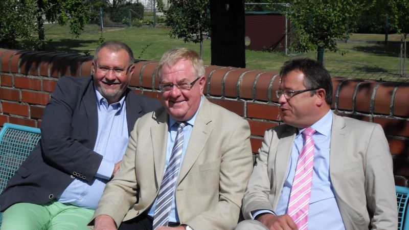 Auf der Bank vor dem Wadersloher Rathaus freuten sich Ulli Bsl, MdB Reinhold Sendker und Brgermeister Christian Thegelkamp ber das informative Gesprch.