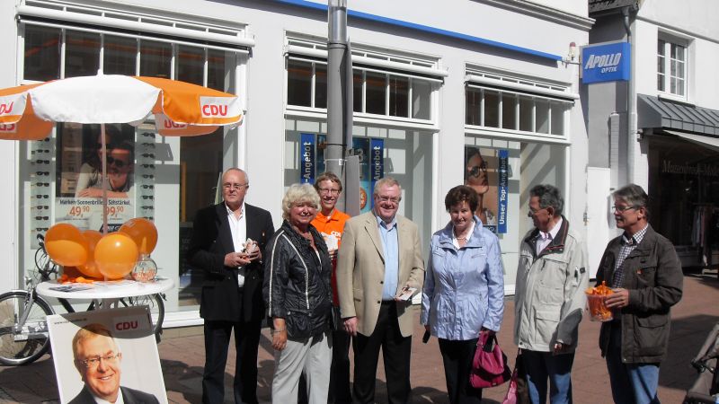 Reinhold Sendker (m.) im Gesprch mit Beckumer Brgern. Mit dabei (v.l.) Klaus Schttler, Resi Gerwing, Stephan Ohlmeier und Peter Goriss (r.)