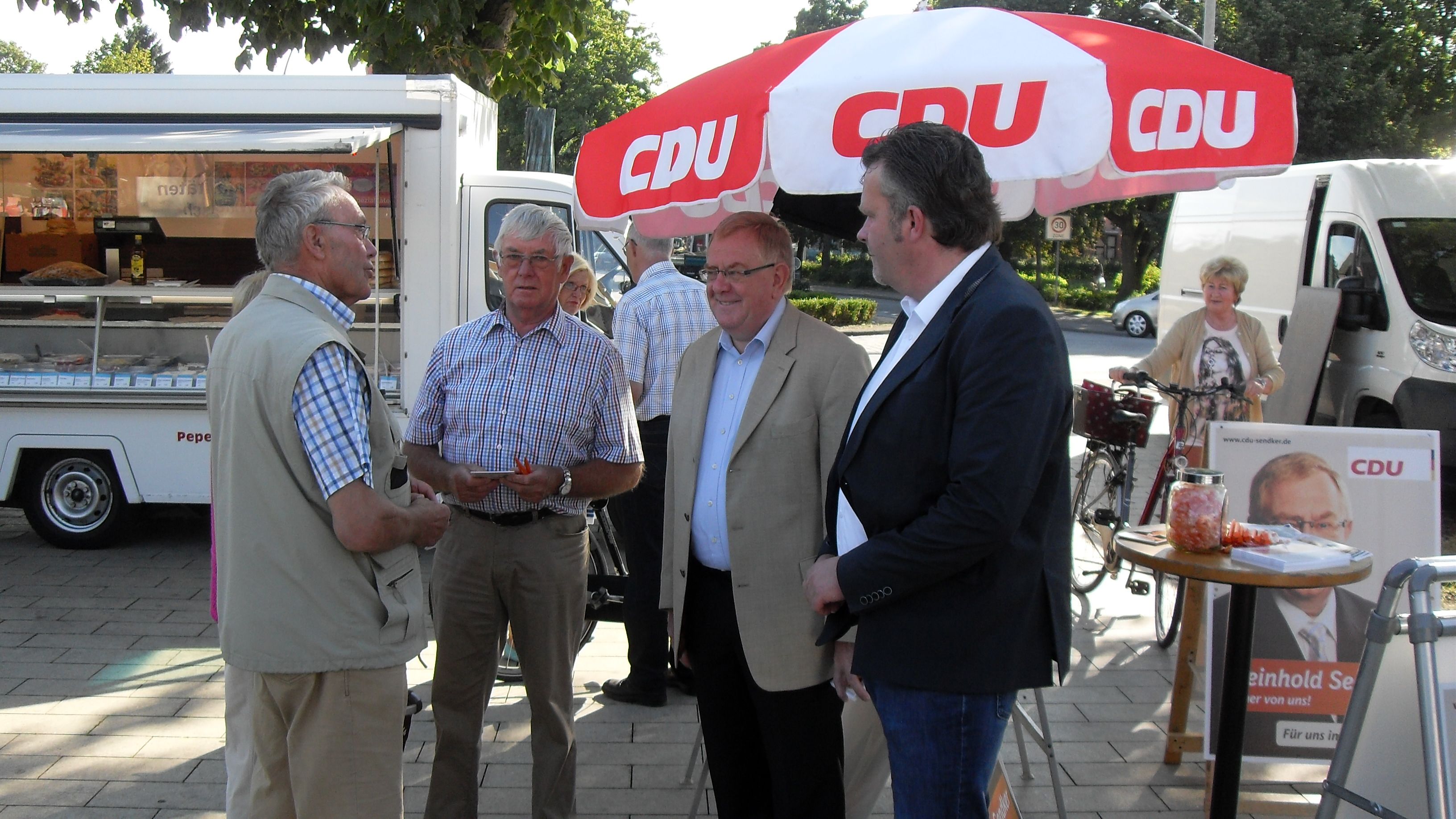 Reinhold Sendker zusammen mit Alfons Dierkes und Ulriach Erdbories im direkten Brgerkontakt.  