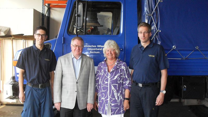 Christoph Gerigk, Reinhold Sendker, Resi Gerwing und der Chef des Beckumer Ortsverbandes des THW, Ralf Pelkmann, (v.L.) stellten sich nach dem Gedankenaustausch dem Fotografen.