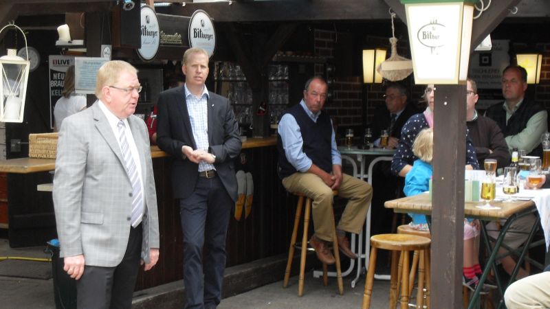 MdB Reinhold Sendker (l.) warb beim Politischen Frhschoppen in Albersloh mit klaren Worten zusammen mit Hennning Rehbaum (MdL) fr eine Fortsetzung der christlich-liberalen Politik.