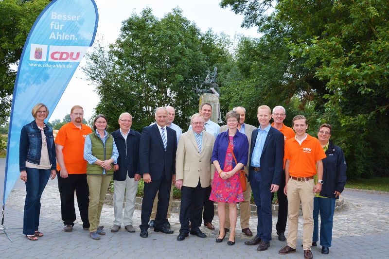 Vor dem Hof der Familie Schulze-Rötering in Ahlen stellten sich Johannes Röring und Reinhold Sendker  zusammen mit den Vertretern der veranstaltenden CDU-Ortsunionen aus Sendenhorst und Ahlen zum Gruppenbild.