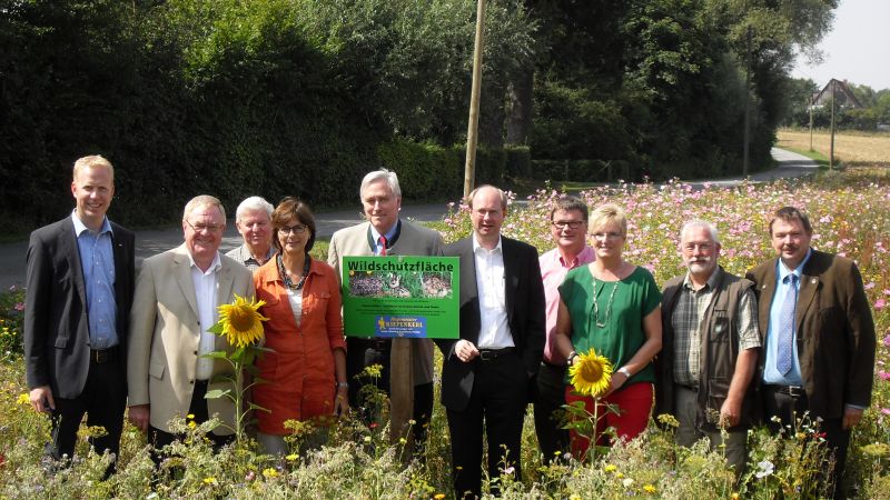 Vertreter der Kreisjgerschaft und des Kreises mit Landrat Dr. Olaf Gericke (m.) stellten in Beckum die diesjhrig gefrderte Wildckerflche vor. Mit dabei MdL Henning Rehbaum (l.) ,Reinhold Sendker (MdB) und Josef Roxel und Edith Beckemeier-Roxel.