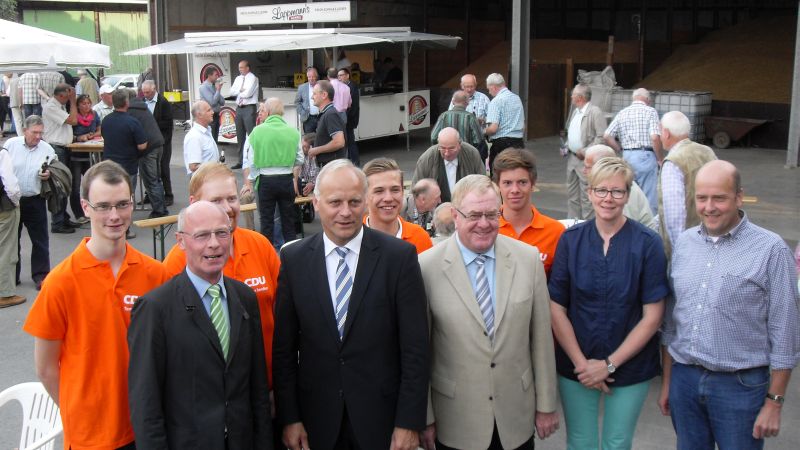 Franz Steinhoff, Johannes Rring, Reinhold Sendker und das Gastgeberpaar Grothues stellten sich mit Mitgliedern des Team-Sendker den Fotografen.