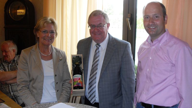 Hamelie Bcker-Riese (l.) und Klaus Grothues (r.) bedankten sich bei Reinhold Sendker mit einer Flasche `Hohes C` zur Strkung fr den Wahlkampf.