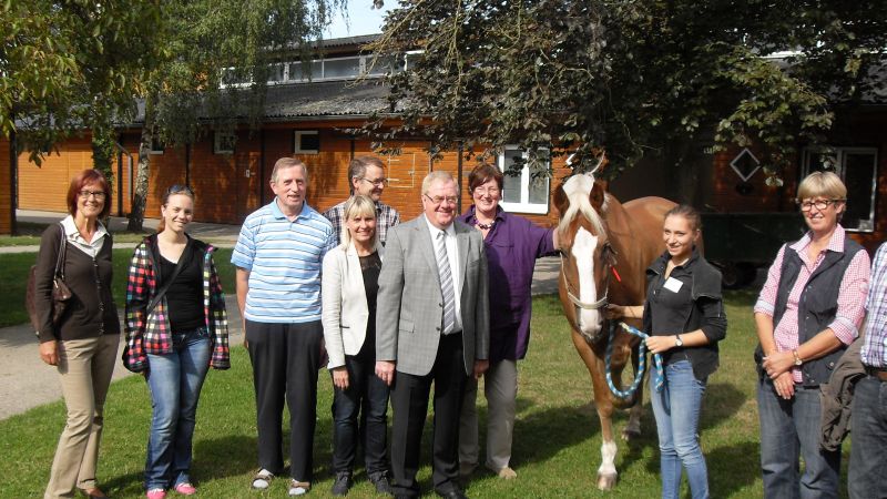 Der CDU-Bundestagsabgeordnete Reinhold Sendker (Mitte) besuchte zusammen mit Vertretern der CDU-Ortsunion Telgte die Tierklinik. Geschäftsführerin Edith Buddenborg (4.v.r) führte die Gruppe über das Gelände.