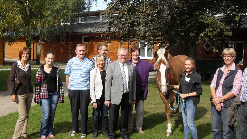 Der CDU-Bundestagsabgeordnete Reinhold Sendker (Mitte) besuchte zusammen mit Vertretern der CDU-Ortsunion Telgte die Tierklinik. Geschftsfhrerin Edith Buddenborg (4.v.r) fhrte die Gruppe ber das Gelnde.