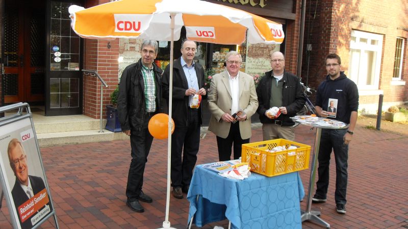 Reinhold Sendker war am frühen Samstagmorgen mit Mitgliedern der CDU-Ortsunion Sünninghausen präsent und verteilte Brötchen fürs Frühstück.