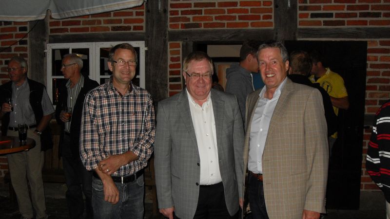 Beim Grillabend der CDU-Ortsunion Westbevern stellten sich CDU-Fraktionschef Christoph Boge und  CDU- Ortsunionsvorsitzender Bernd Hugenroth zusammen mit Reinhold Sendker dem Fotografen. 