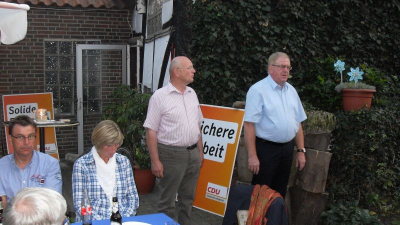 Vor Mitgliedern und Freundern der Drensteinfurter Senioren und Jungen Union referierte Reinhold Sendker ber die Erfolge der Regierung Merkel.