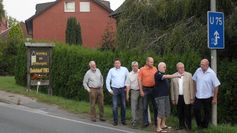 Reinhold Sendker (2.v.r.) informierte sich am Ortseingang von Stromberg ber das geplante Radwegeprojekt an der B 61. Mit dabei (v.l.), Paul Ostberg, Benedikt Diekhans, Norbert Krumtnger, Alfons Grnebaum, Winfried Kaup und Hubert Meyering. 