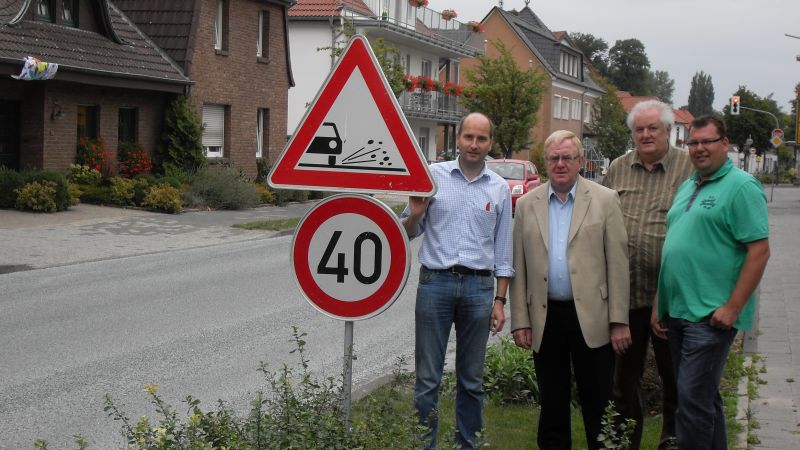 Von der unbefriedigenden Situation im Ortseingangsbereich Liesborn berzeugte sich vor Ort MdB Reinhold Sendker zusammen mit Mitgliedern der CDU-Ortsunion Liesborn (v.l.)  Klaus Grothues, Gerhard Blessau und Magnus Knneke.