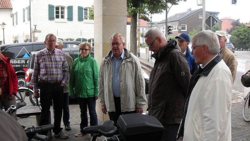 Bei der Begrung MdB Reinhold Sendker (m.) und Brgermeister Josef Uphoff (r.)