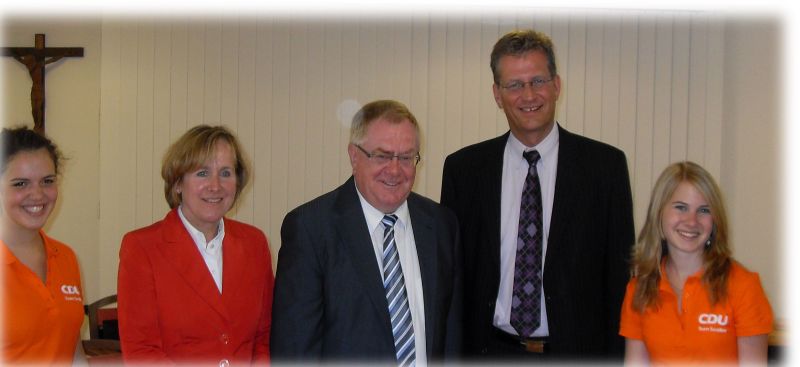 Beim Besuch im Seniorenzentrum Eichengrund in Warendorf Dr. Ralf Brauksiepe (2.v.r.) und Reinhold Sendker zusammen mit Ulla Kindler und Mitgliedern des Sendker-Teams.