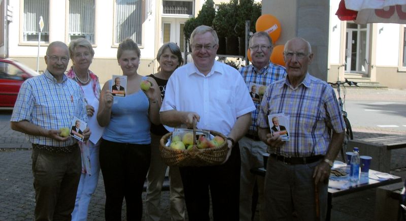 Beim Wahlkampfeinsatz auf dem Sassenberger Wochenmarkt (v.l.n.r): Josef Lackamp, Elisabeth Lckewerth, Kaya Kamp, Karin Hutsteiner, Reinhold Sendker, Siegfried Nhrig und August Budde.