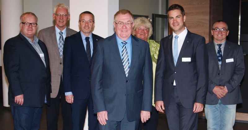 Nach dem informativen Gesprch stellten sich die Beteiligen im neu gestalteten Eingangsbereich zum Gruppenfoto: (v.l.) Michael Blank, Martin Mtherich, Dr. Thomas Weber, MdB Reinhold Sendker, Resi Gerwing, Dr. Jan Deitmer und Burkhard Nolte.