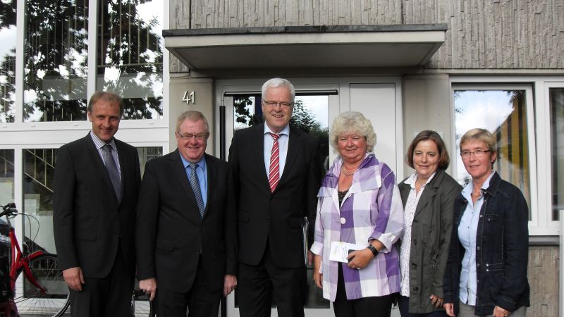 Machten sich ein Bild vor Ort: (v.l.) Brgermeister Strothmann, Reinhold Sendker, PSts Dr. Kues, stellv. Brgermeisterin Gerwing mit Beate Baldus und Lisa Heese vom Mtterzentrum.