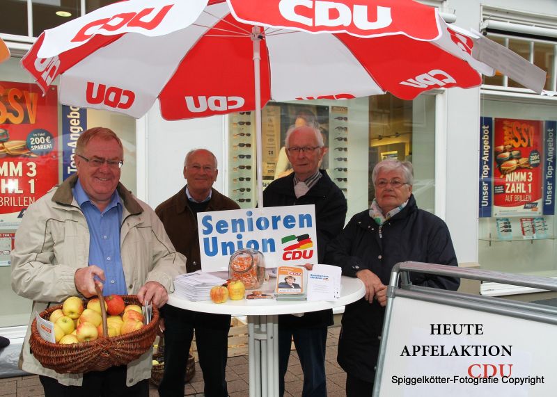 Die Verteilung der pfel bildete eine Brcke, um mit den Brgern ins Gesprch zu kommen. Mit dabei (v.l.) Reinhold Sendker, Elmar Thyzel, Franz Deppe und Frau Battenfeld. (Foto Spiggelktter-Fotografie)