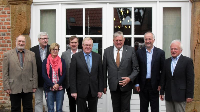 Reinhold Sendker und Karl-Josef Laumann mit Vertretern der Freckenhorster Werksttten auf Hof Lohmann.