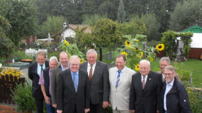 Reinhold Sendker und Karl-Josef Laumann (4. u. 5. v.l.) mit den Vertretern des Kleingartenwesens in Oelde.