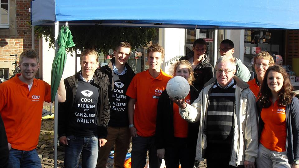 Reinhold Sendker mit seinen Untersttzern der Jungen Union in Warendorf.