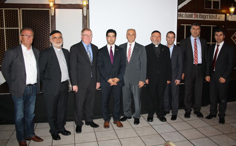 Reinhold Sendker MdB (3.v.l.) und der Vorsitzende des Bundesverbandes der Aramer in Deutschland, Daniyel Demir (4.v.l.) zu Gast bei der St. Georg Gemeinde im Hof Mnsterland.