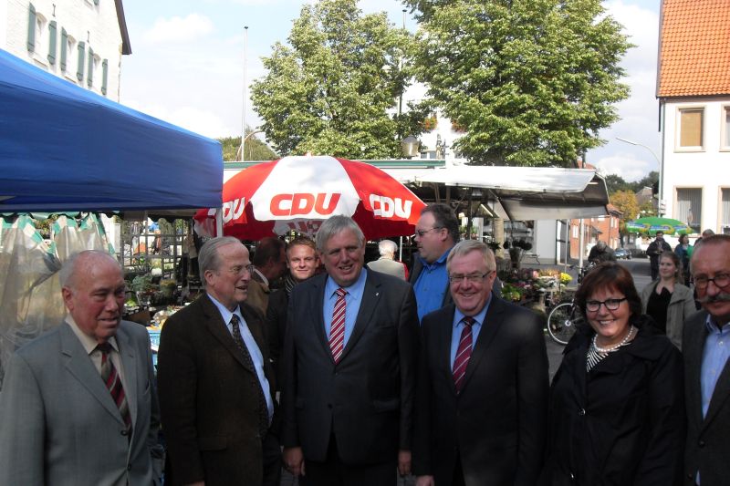 Reinhold Sendker und Karl-Josef Laumann auf dem Sassenberger Wochenmarkt.