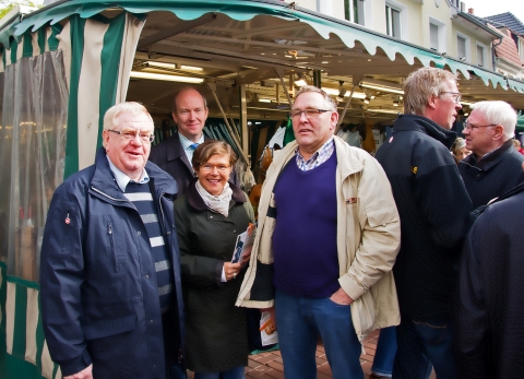 Reinhold Sendker im Brgergesprch. (Foto: www.meine-fotografie24.de)