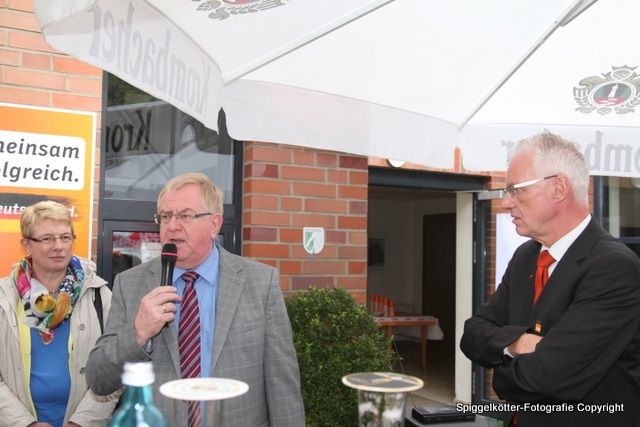 (v.l.) Elisabeth und Reinhold Sendker mit CDU-Geschftsfhrer Martin Mtherich.