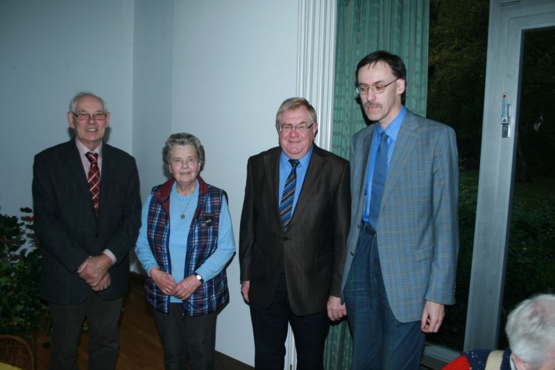 v.l.: Heinz Disselmann, Vorsitzender der Landwirtschaftlichen Seniorengemeinschaft im Kreis Warendorf, Hanni Stotter, Reinhold Sendker MdB und LVHS Direktor Michael Gennert.