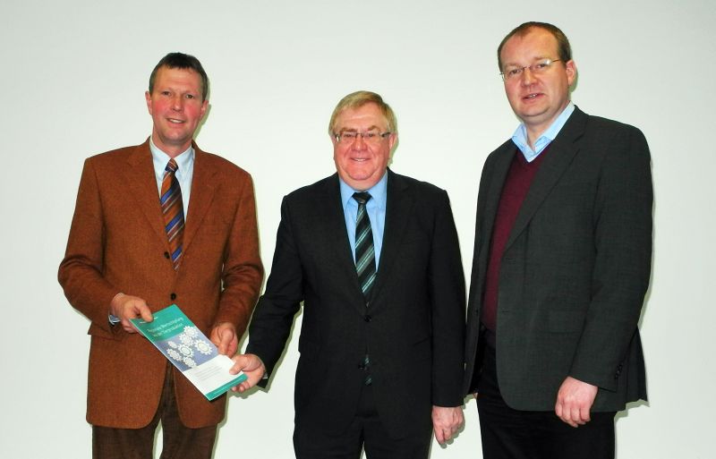 v.l.: Hermann-Josef Schulze-Zumloh, Reinhold Sendker MdB, Dr. Matthias Quas.