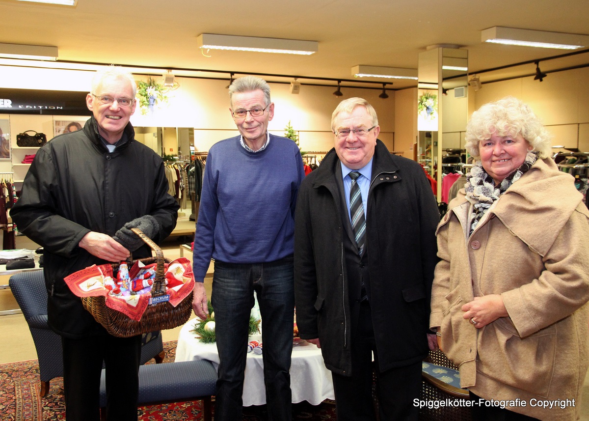 Martin Mtherich, Reinhold Sendker MdB und Resi Gerwing beim Modehaus Brggemann in der Nordstrae