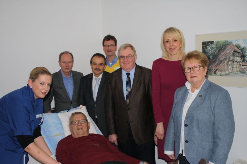 v.l.:Pflegefachkraft Yvonne Richter mit dem Dialyspatienten Wolfgang Otterpohl sowie Hausherr Dr. Gunter Tnne, Dr. Martin Biller, Dr. Andreas Reifelsiefer, MdB Reinhold Sendker, MdL Susane Schneider und Anita Stakenktter