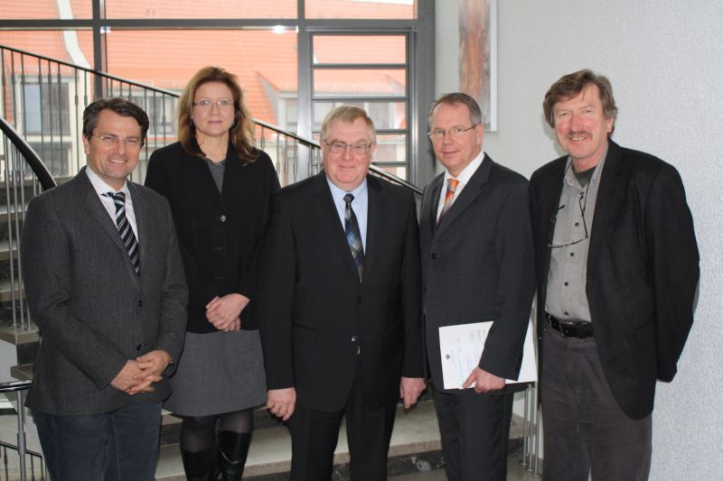 Nach dem Informationsgesprch stellten sich die Teilnehmer dem Fotografen. (v.l.) Guido Gutsche, Martina Lohmann. Reinhold Sendker, Berthold Llf und Horst Handtke