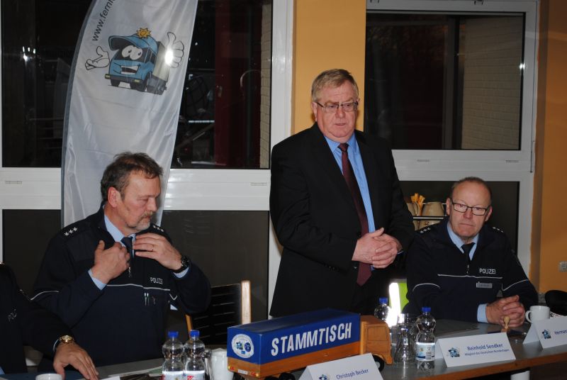 (v.l.) Polizeihauptkommissar Christoph Becker, Reinhold Sendker MdB und Polizeihauptkommissar Hermann Lentfort.