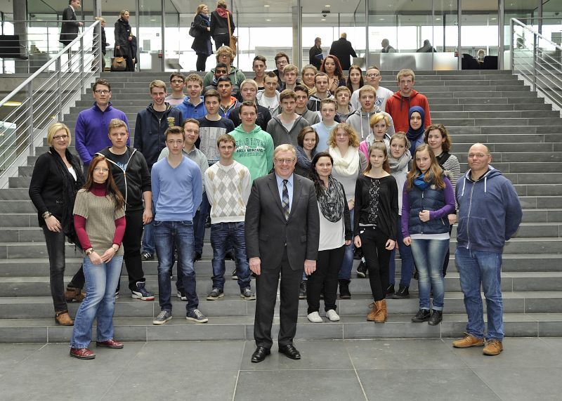 Reinhold Sendker mit den Gsten aus Ennigerloh im Deutschen Bundestag.