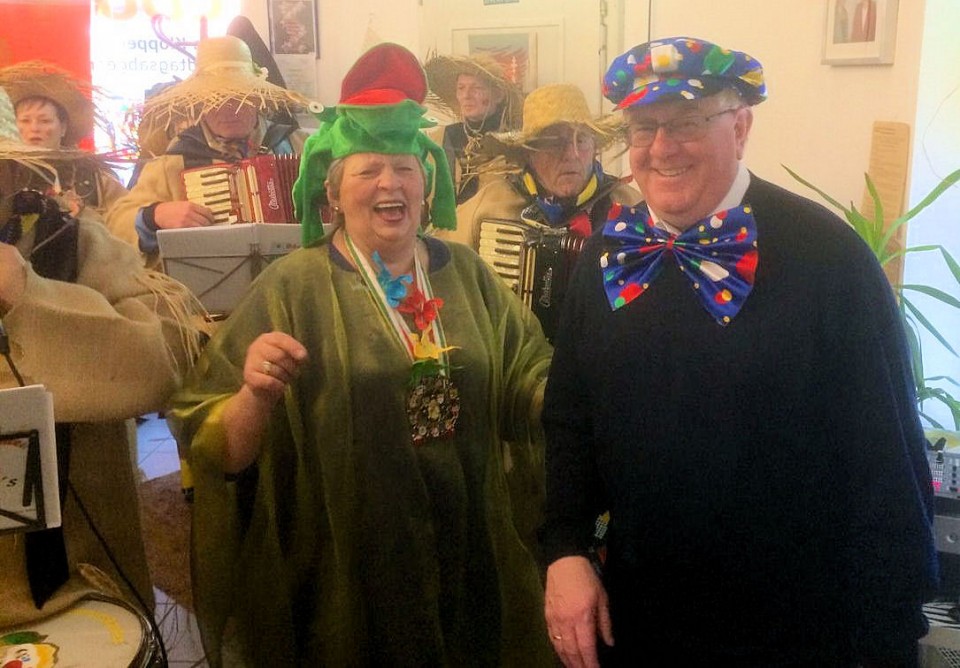 Rita Klpper und Reinhold Sendker mit den Bachemer Straenmusikanten in Frechen.